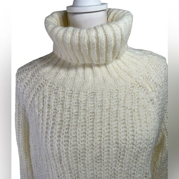 POL Thick Chunky Cozy Cream Turtleneck Sweater Size M - Picture 2 of 11